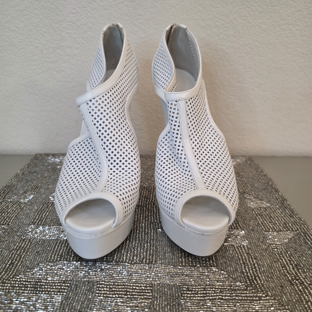 Gucci White Perforated Leather Peep-Toe Platform High Heel Ankle Booties - EU 39 - Picture 7 of 15